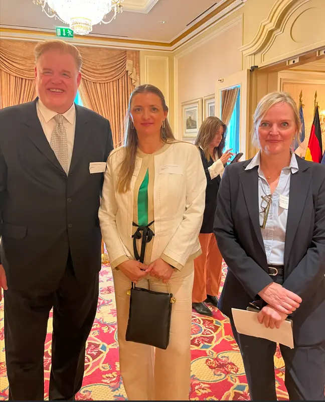 Ulrich Niemann (BMWK), Valentina Varela (VOENS) y Babette Bolz-White (GIZ) en el Foro Empresarial Chileno-Alemán
